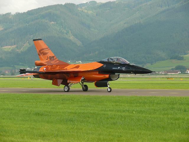 general_dynamics_f16_02