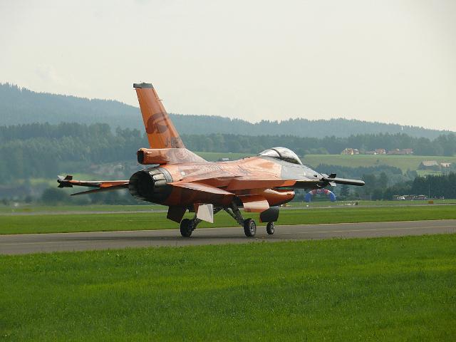 general_dynamics_f16_03