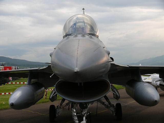 general_dynamics_f16_05