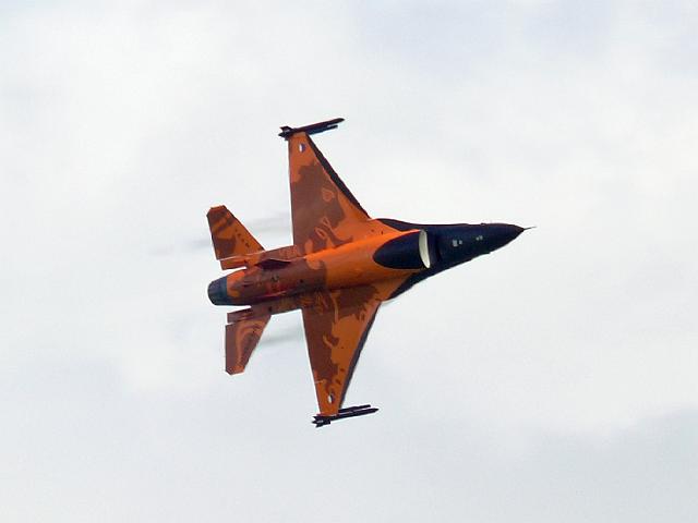 general_dynamics_f16_06