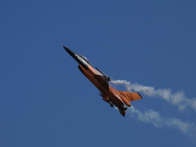 general_dynamics_f16_07