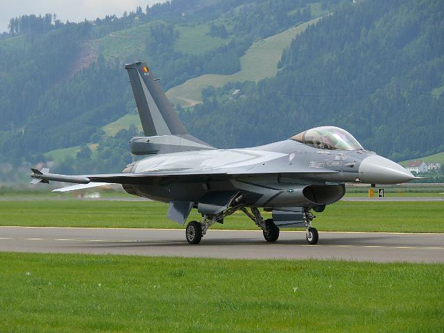 general_dynamics_f16_08